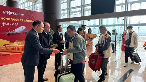 Quảng Ninh: Rộn ràng đón du khách “xông đất” cảng tàu, sân bay đầu Xuân Ất Tỵ