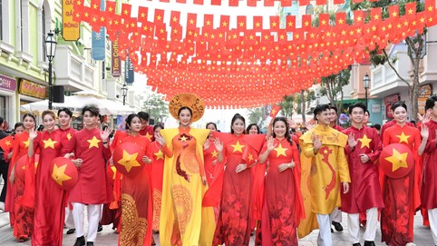 Hoa hậu Nông Thúy Hằng và Đại sứ Áo dài Hoàng Đức trình diễn BST ‘Hình chữ S’ của NTK Hoàng Ly