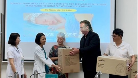 Lễ trao tặng trang thiết bị y tế tại Ngân hàng Sữa mẹ thuộc Bệnh viện Phụ sản Nhi Đà Nẵng