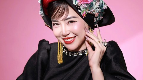 CEO ‘vợ quốc dân’ Phạm Hồng Nhung bất ngờ xuất hiện trong BST ‘Thoải Mộng’ của NTK Cao Minh Tiến