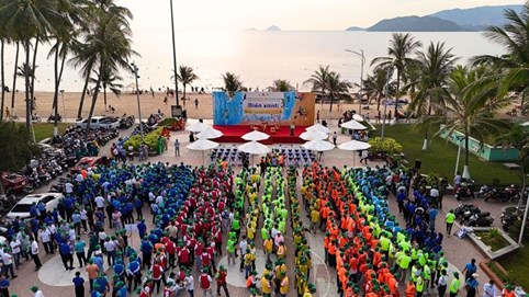 Gần 10.000 người Vingroup và tình nguyện viên ra quân làm sạch bờ biển tại 28 tỉnh, thành phố 