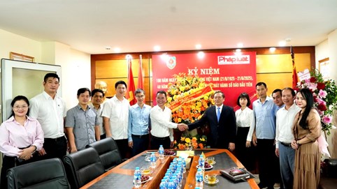 Phó Trưởng ban Thường trực Ban Tuyên giáo và Dân vận Trung ương Lại Xuân Môn chúc mừng Báo Pháp luật Việt Nam