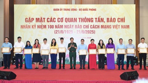 Báo Pháp luật Việt Nam nhận bằng khen của Bộ trưởng Bộ Quốc phòng