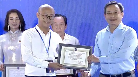 Bìa báo Báo Pháp luật Việt Nam đạt giải khuyến khích 'Sản phẩm báo chí ấn tượng'