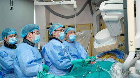 Lựa chọn tối ưu cho người bệnh hẹp van động mạch chủ: TAVI hay SAVR?