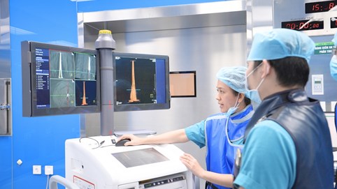 Phẫu thuật kết hợp xương ứng dụng C-arm 3D thế hệ mới, bệnh nhân đi lại 1 ngày sau mổ