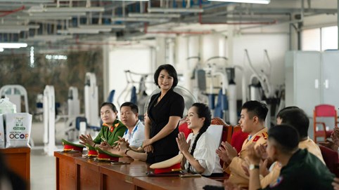 Doanh nhân Trần Thị Lan thăm hỏi, trao quà cho lực lượng A80 Bộ Công an