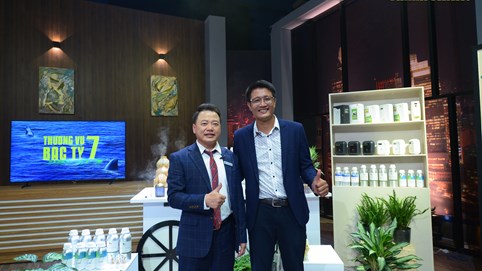 Startup từng nghỉ học 'chăn bò' vươn lên làm ông chủ chuỗi tinh dầu, Shark nhận định đây là 'Đại dương xanh'