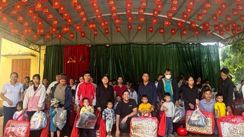 Thắm đượm nghĩa tình với người dân vùng lũ