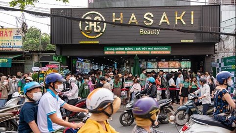 Sau khi cùng đối tác chi 400 triệu USD mua cổ phần của The CrownX, Alibaba sẽ tiếp tục đầu tư vào chuỗi bán lẻ mỹ phẩm Hasaki tại Việt Nam