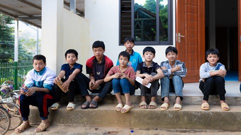 Người thầy lặng lẽ gieo hơi ấm, trở thành ‘bố’ của 37 phận đời mồ côi nơi vùng cao đá