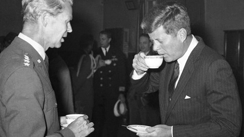 Uống cà phê sẽ làm lãnh đạo tốt hơn?