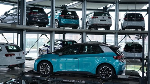 Kỷ nguyên xe điện và “nỗi đau” của thị trường lao động Đức, Nhật