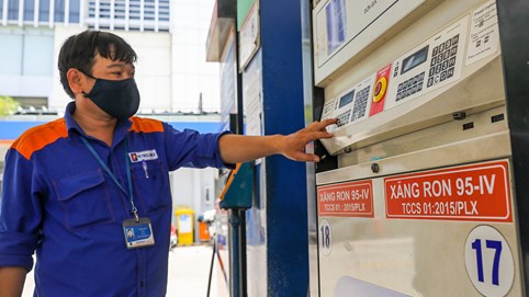 Giá xăng tăng lần thứ 4 liên tiếp vào ngày mai?