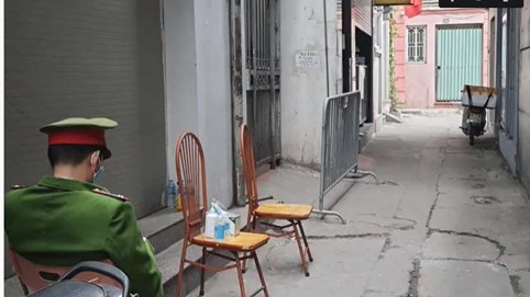 Hà Nội cách ly một ngõ đường Nguyễn Khánh Toàn