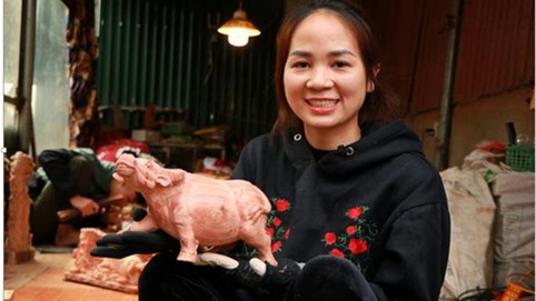 Nghề làm trâu gỗ giá bạc triệu đắt khách, nghệ nhân làng ở Hà Nội tất bật những ngày cận Tết