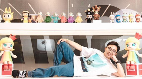 Trở thành tỷ phú USD ở tuổi 33 nhờ bán hộp đồ chơi bí mật