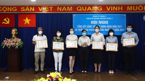 FE CREDIT vinh dự nhận giấy khen chi bộ hoàn thành xuất sắc nhiệm vụ 2021 của Đảng bộ Doanh nghiệp Quận 4