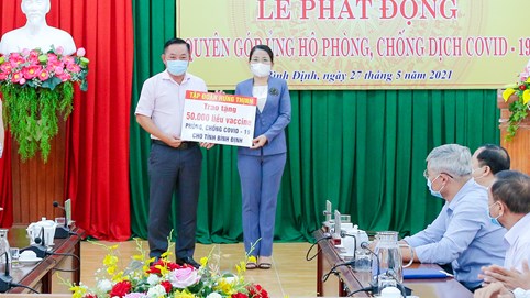 Tập đoàn Hưng Thịnh trao tặng 50.000 liều vắc-xin phòng, chống Covid-19 cho tỉnh Bình Định