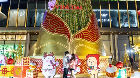 Không khí đón Tết Dương Lịch thành thị: Vẫn rộn ràng dù vắng bóng các sự kiện lớn