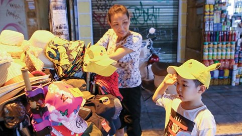 Mưu sinh thời “không bình thường”: Bám trụ thị thành