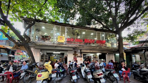 Hà Nội yêu cầu hàng quán đo thân nhiệt, giãn cách 1m từ 0h ngày 19/8