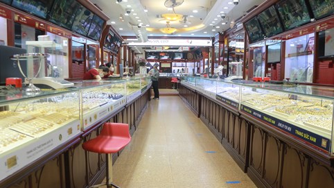 Tăng 2 triệu đồng/lượng, cửa hàng vàng vẫn thưa thớt