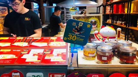 Đằng sau những khuyến mại giảm giá 30%, hoàn tiền 10% của các ví điện tử như Momo, Moca, VNPay...: Cuộc chiến đốt tiền 'khô máu' chưa biết khi nào và ai là người chiến thắng!