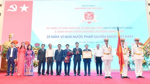Kỷ niệm 35 năm báo Pháp luật Việt Nam ra số báo đầu tiên