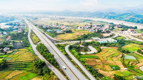 Một nhà thầu trong top đầu thi công nhiều đường cao tốc nhất Việt Nam báo doanh thu đột biến gần 2.000 tỷ