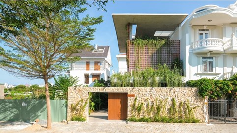 "Ngôi nhà nhiệt đới" tràn ngập ánh sáng giữa lòng Nha Trang