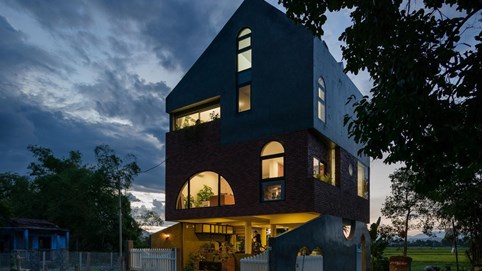 "Ngôi nhà thần tiên" với thiết kế tránh lũ độc đáo tại Đà Nẵng