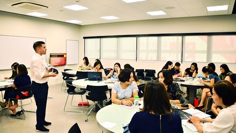 Đào tạo, bồi dưỡng cán bộ, công chức, viên chức đáp ứng yêu cầu làm việc trong môi trường quốc tế