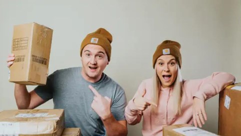 Cặp đôi "làm giàu" bằng việc mua hàng bị hoàn trả của Amazon, Walmart... rồi bán lại