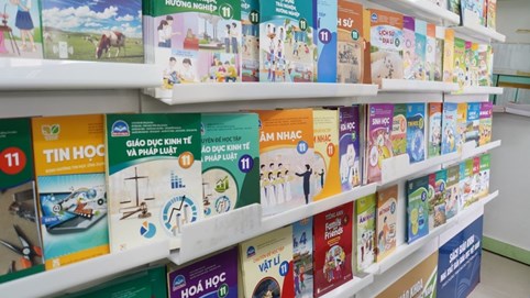 Từ năm 2024, trao quyền chọn sách giáo khoa cho các trường