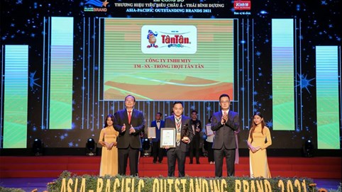 Nguyễn Minh Thiện Tấn (CMO) - Đại diện công ty Tân Tân vinh dự nhận giải thưởng "Asia-Pacific brand 2021"