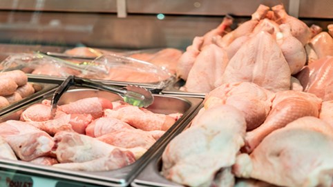 Thịt gà nhập khẩu siêu rẻ lấn át thịt gà trong nước