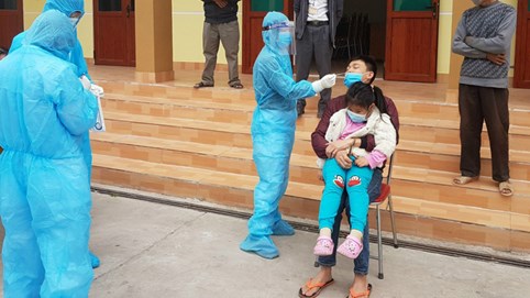 Trẻ dưới 15 tuổi là F1 cách ly tập trung 7 ngày, về nhà cách ly tiếp sau 3 lần âm tính