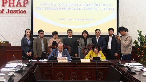 Lễ bàn giao công tác xây dựng và theo dõi chung việc thi hành pháp luật dân sự - kinh tế