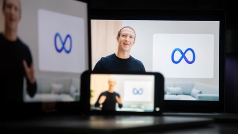 "Bốc hơi" 31 tỷ USD trong một ngày, ông chủ Facebook có thể rời top 10 người giàu nhất thế giới