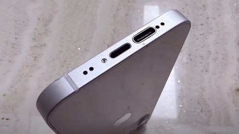 Khỏi lo lắng chuyện mượn dây sạc vì chiếc iPhone này có cả 2 cổng Lightning và USB-C