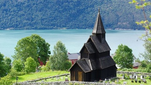 Khối rubic đen tuyệt mỹ trên đồng cỏ xanh Bắc Âu