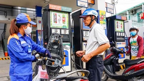 Sau 3 lần giảm liên tiếp, giá xăng tăng gần 700 đồng/lít