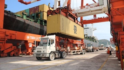 Doanh nghiệp xuất nhập khẩu gặp 'bão phí' ở đường biển
