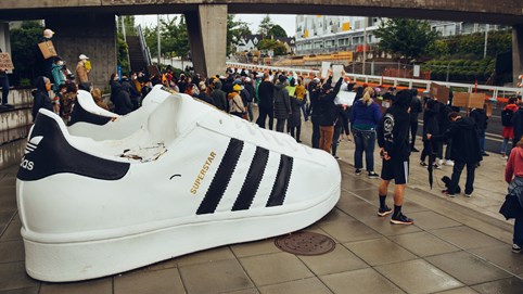 Adidas cảnh báo khoản lỗ hàng trăm triệu USD trong năm 2023