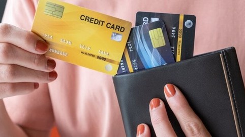 Các ngân hàng 'đút túi' bao tiền nhờ lãi thẻ tín dụng?