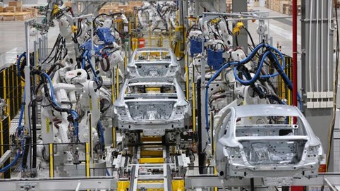 Reuters: Foxconn muốn mua dây chuyền sản xuất xe điện của VinFast