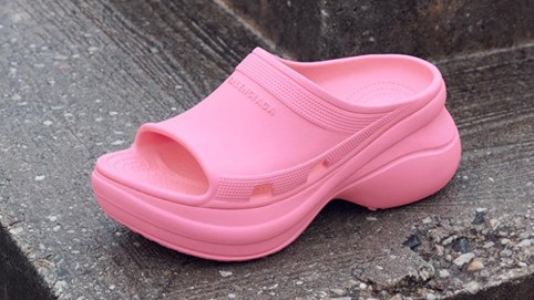 Crocs và Balenciaga tiếp tục "bắt tay", tạo ra đôi dép siêu phẩm giá 565 USD