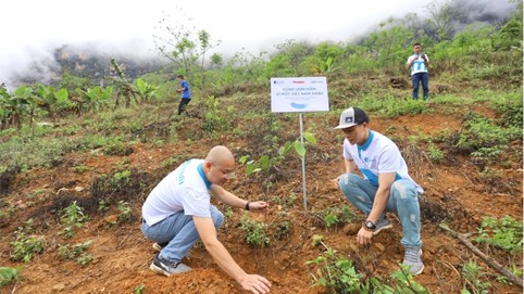 Mcredit trao tặng hơn 10.000 cây giống cho đồng bào biên giới Hà Giang