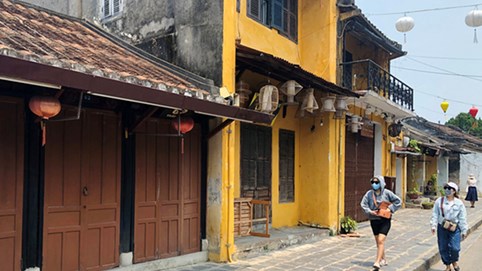 Hàng quán Hội An thanh lý, trả mặt bằng hàng loạt